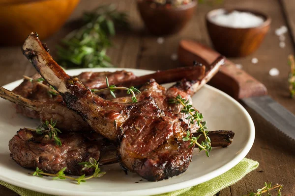 Costolette di agnello alla griglia biologiche — Foto Stock