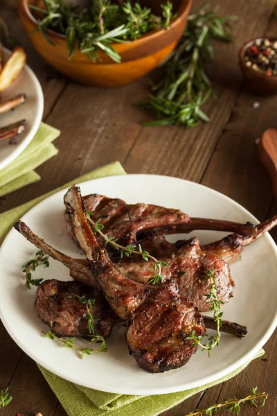 Organische lamskoteletten gegrilde — Stockfoto