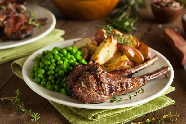 Costolette di agnello alla griglia biologiche — Foto Stock