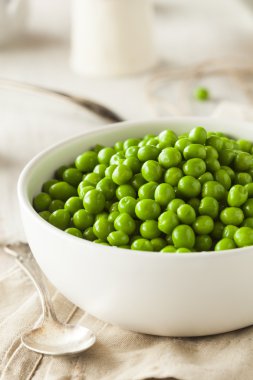 Organik buğulama taze yeşil bezelye