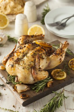 Ev yapımı limon ve bitki bütün tavuk