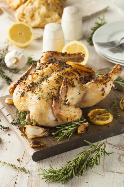 Pollo intero fatto in casa al limone e alle erbe — Foto Stock