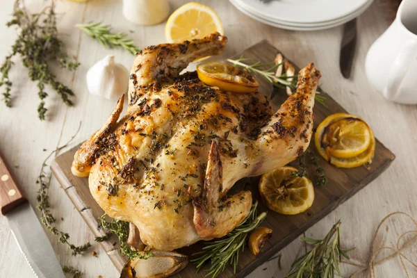 Pollo intero fatto in casa al limone e alle erbe — Foto Stock