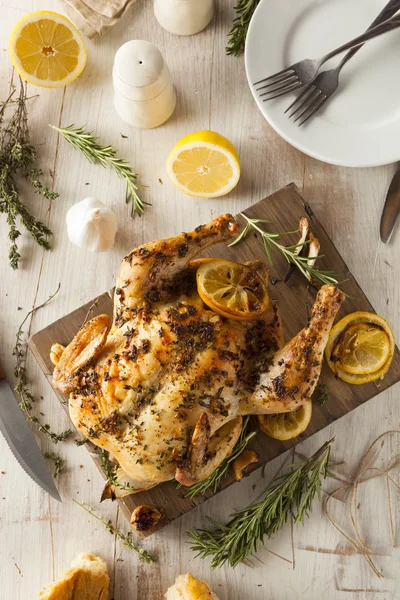 Frango inteiro caseiro de limão e ervas — Fotografia de Stock