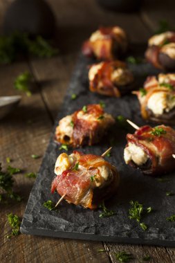 Mantar ev yapımı pastırma sarılmış