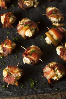 Mantar ev yapımı pastırma sarılmış