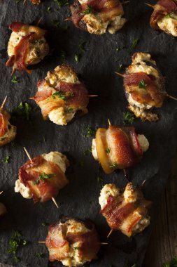 Mantar ev yapımı pastırma sarılmış