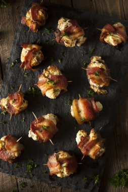 Mantar ev yapımı pastırma sarılmış