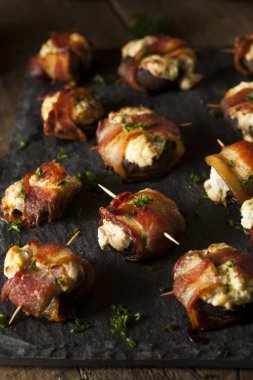 Mantar ev yapımı pastırma sarılmış