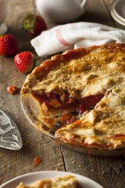 Ev yapımı çilekli ravent pasta