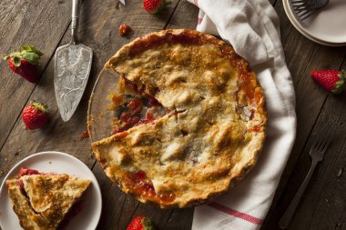 Ev yapımı çilekli ravent pasta