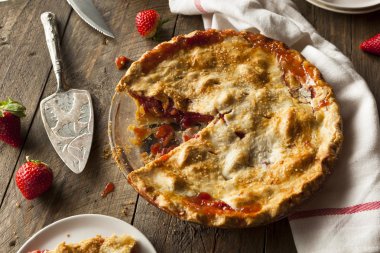 Ev yapımı çilekli ravent pasta