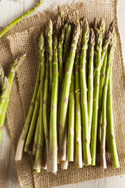 Organik çiğ yeşil kuşkonmaz