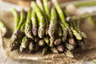 Organik çiğ yeşil kuşkonmaz