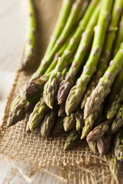 Organik çiğ yeşil kuşkonmaz