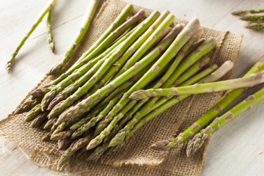 Organik çiğ yeşil kuşkonmaz