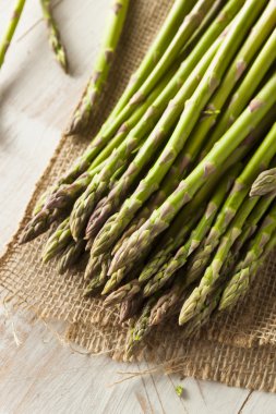 Organik çiğ yeşil kuşkonmaz