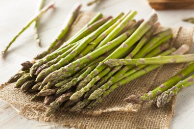 Organik çiğ yeşil kuşkonmaz