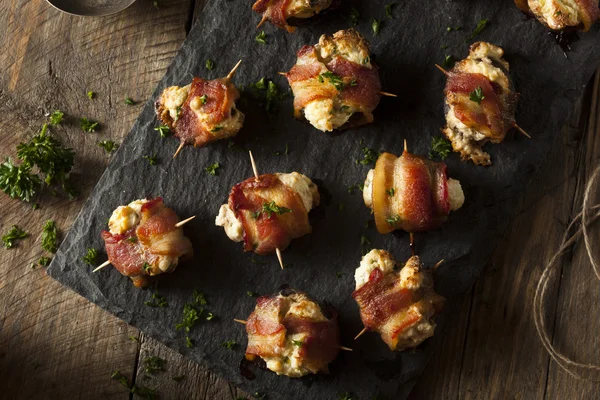 Champignons emballés au bacon faits maison — Photo