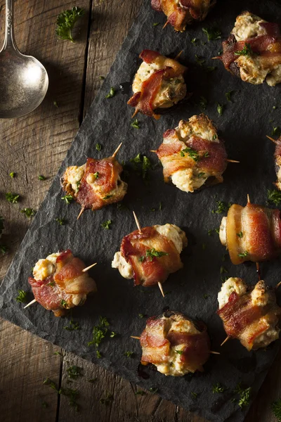 Hemgjord Bacon lindade svamp — Stockfoto