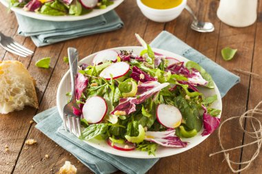 Sağlıklı ev yapımı ot salatası
