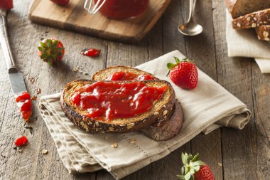 Ev yapımı çilekli jöle tost