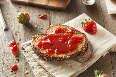 Ev yapımı çilekli jöle tost