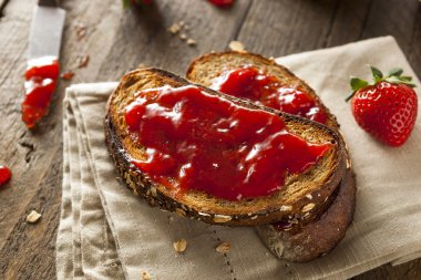Ev yapımı çilekli jöle tost