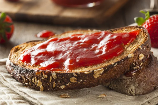 Zelfgemaakte aardbei Jelly op Toast — Stockfoto