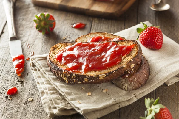 Gelatina di fragole fatta in casa sul pane tostato — Foto Stock