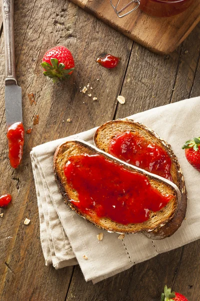 Gelatina di fragole fatta in casa sul pane tostato — Foto Stock