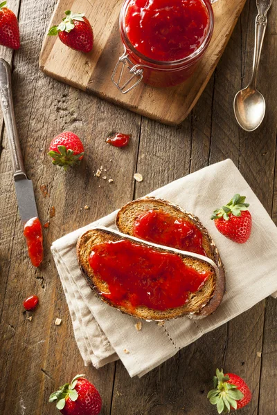 Hausgemachtes Erdbeergelee auf Toast — Stockfoto