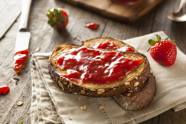 Gelatina di fragole fatta in casa sul pane tostato — Foto Stock