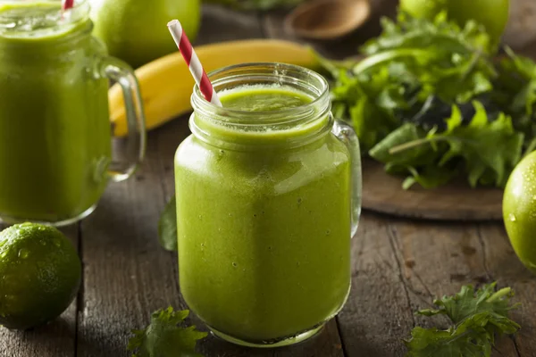 Hälsosamma ekologiska gröna fruktsmoothie — Stockfoto