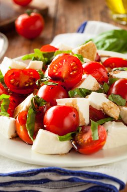 Ev yapımı sağlıklı Caprese salatası