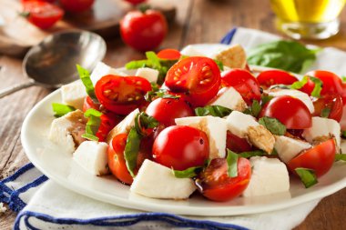 Ev yapımı sağlıklı Caprese salatası