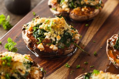 Ev yapımı pişmiş doldurulmuş Portabello mantar