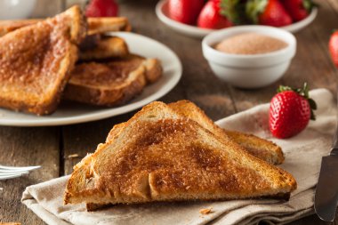 Ev yapımı şeker ve tarçın tost