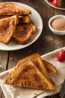 Ev yapımı şeker ve tarçın tost