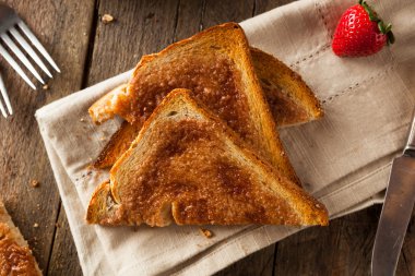 Ev yapımı şeker ve tarçın tost