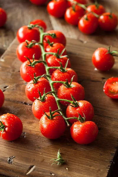 Surové organické červené Cherry rajčata — Stock fotografie