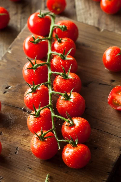 Tomates rojos de cereza orgánicos crudos — Foto de Stock