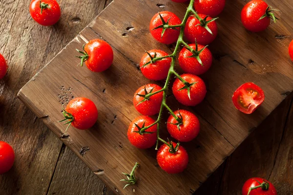 Tomates rojos de cereza orgánicos crudos — Foto de Stock