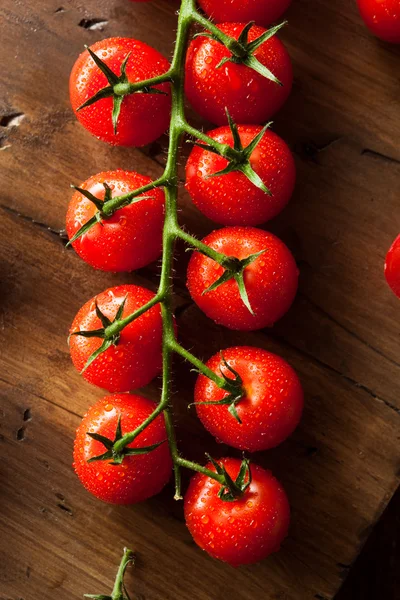 Tomates rojos de cereza orgánicos crudos —  Fotos de Stock
