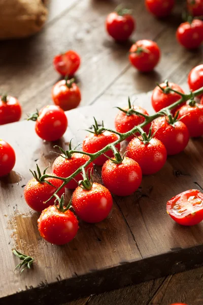 Tomates rojos de cereza orgánicos crudos — Foto de Stock