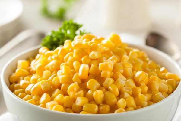 Maïs cuit à la vapeur jaune biologique — Photo