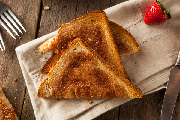 Домашний тост с сахаром и корицей — стоковое фото