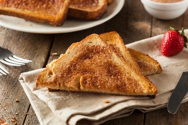 Домашний тост с сахаром и корицей — стоковое фото