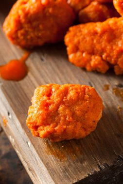 Sıcak ve baharatlı Boneless Buffalo kanat tavuk