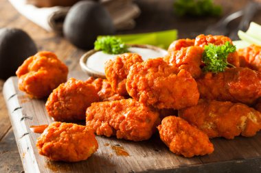 Sıcak ve baharatlı Boneless Buffalo kanat tavuk